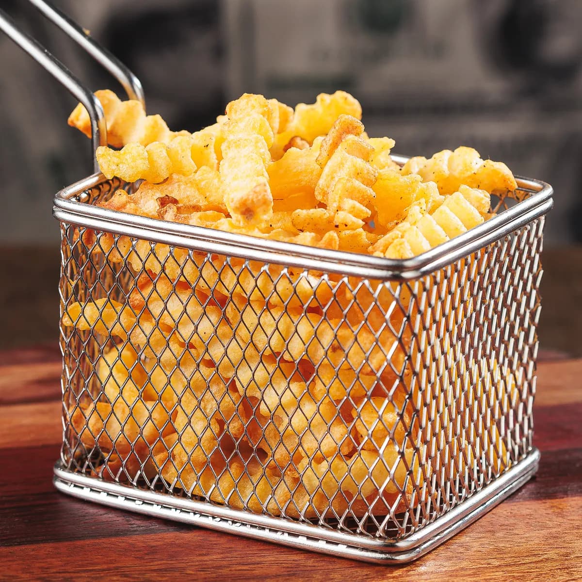 Bolsa de Valores: batatas crinkle crocantes servidas na cesta de fritura