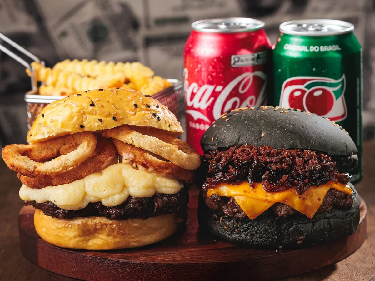 Combo Carteira Valorizada: dois burgers, uma cesta de batata crinkle e duas latas de refrigerante
