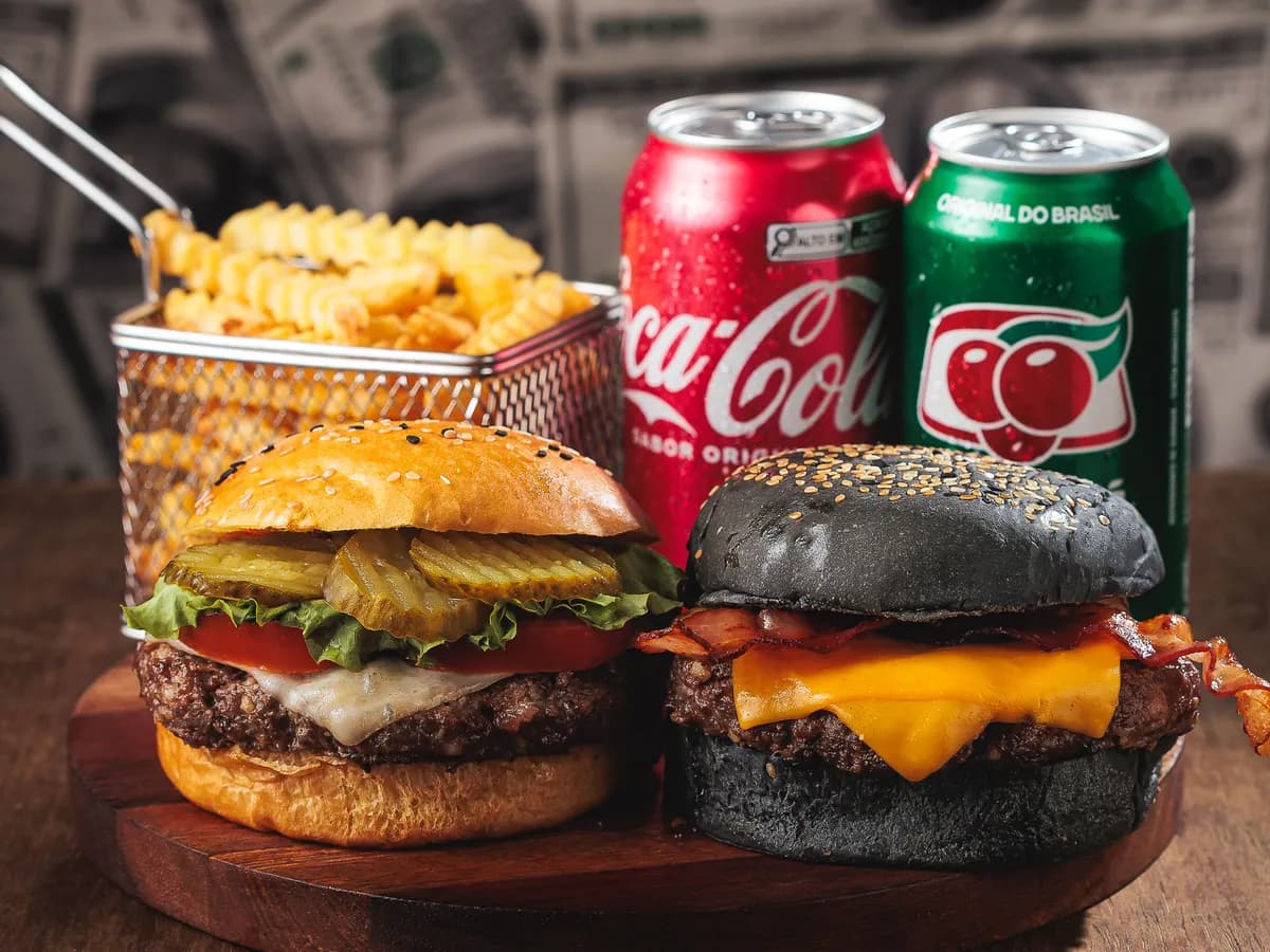 Combo Dois Dígitos na Conta: dois burgers, uma cesta de batata crinkle e duas latas de refrigerante
