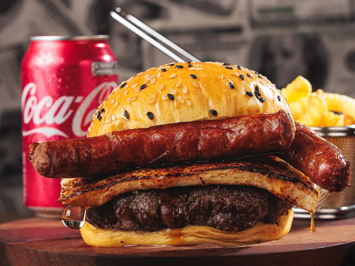 Combo Fundo Imobiliário: o burger com linguiça, uma cesta de batata crinkle e bebida em lata