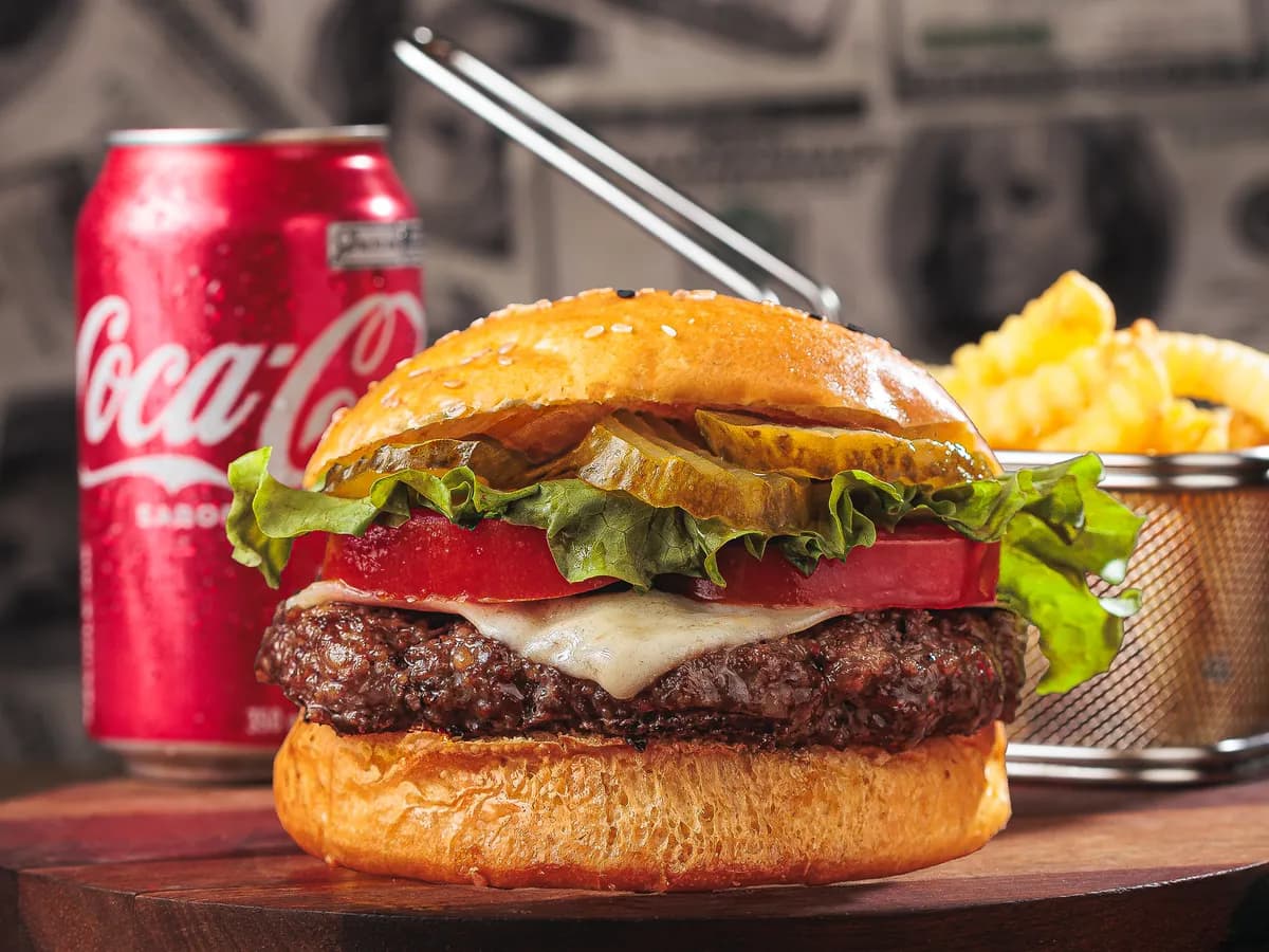 Combo Inflação: o burger, uma cesta de batata crinkle e bebida em lata