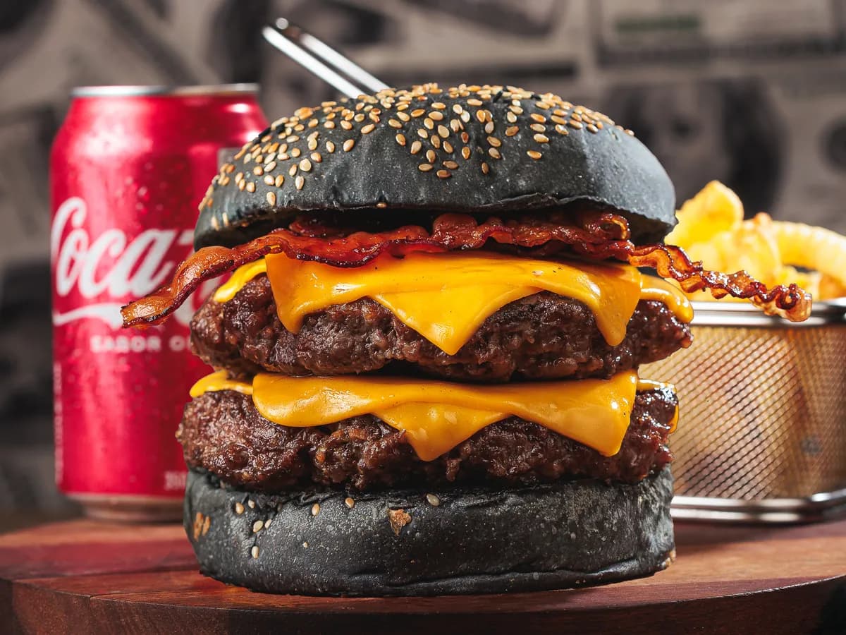Combo Juros Compostos: o burger de dois blends, uma cesta de batata crinkle e bebida em lata