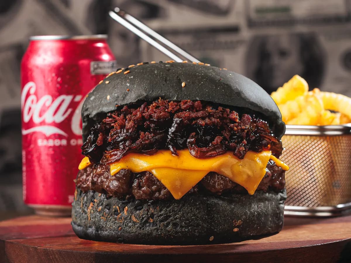 Combo Liberdade: o burger de pão preto, uma cesta de batata crinkle e bebida em lata