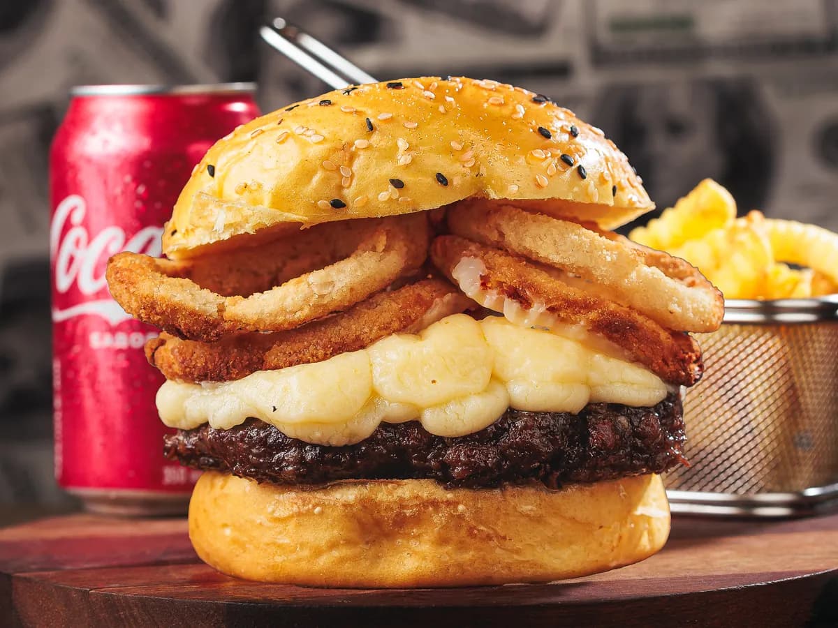 Combo Mentalidade: o burger com onion rings, uma cesta de batata crinkle e bebida em lata