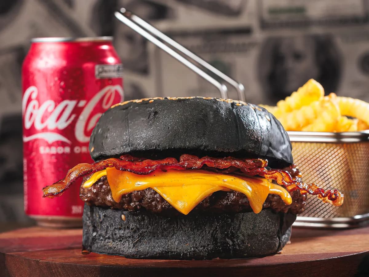 Combo Renda Passiva: o burger de pão preto, uma cesta de batata crinkle e bebida em lata