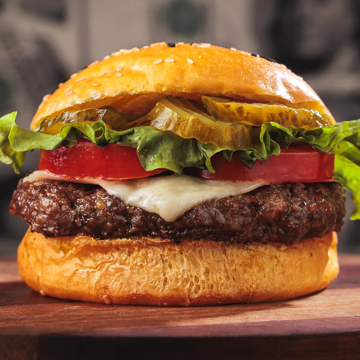 Inflação: burger de pão brioche com blend de 150g, queijo branco derretido, alface, tomate e picles