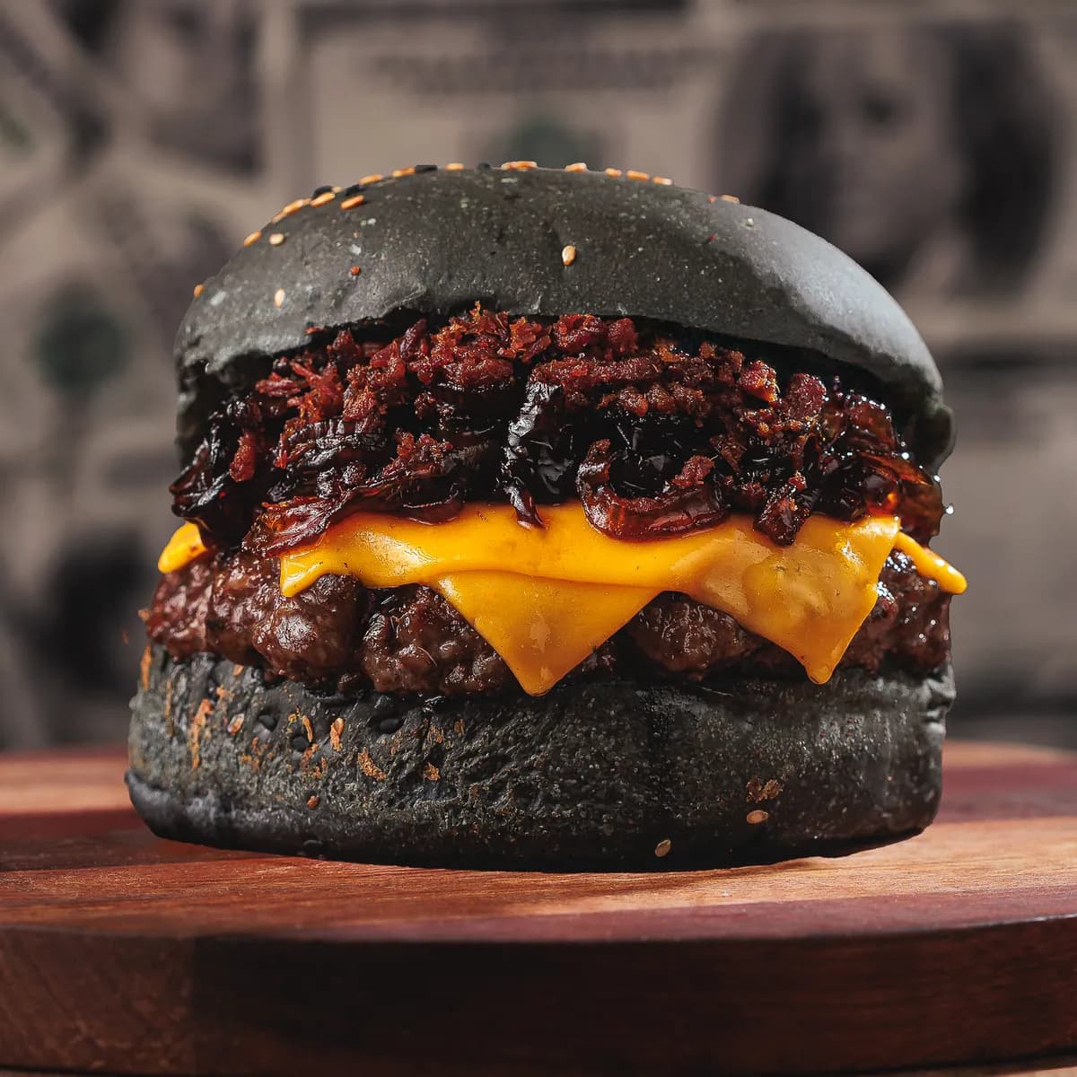 Liberdade: burger de pão preto com blend de 150g, duplo cheddar derretido e bacon crocante